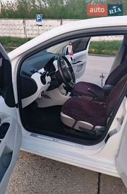 Хэтчбек Volkswagen e-Up 2015 в 