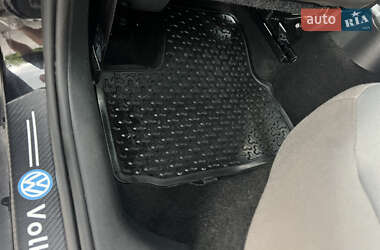 Хэтчбек Volkswagen e-Up 2015 в 