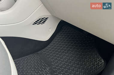 Хэтчбек Volkswagen e-Up 2015 в 