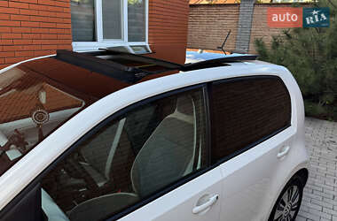 Хэтчбек Volkswagen e-Up 2015 в 