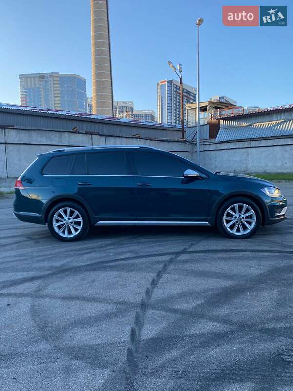 Универсал Volkswagen Golf Alltrack 2017 в Киеве