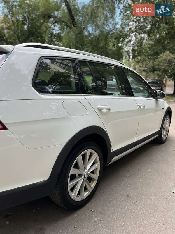 Универсал Volkswagen Golf Alltrack 2016 в Киеве