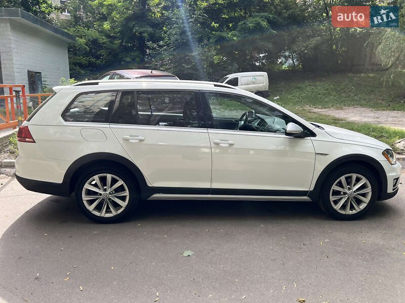 Универсал Volkswagen Golf Alltrack 2016 в Киеве