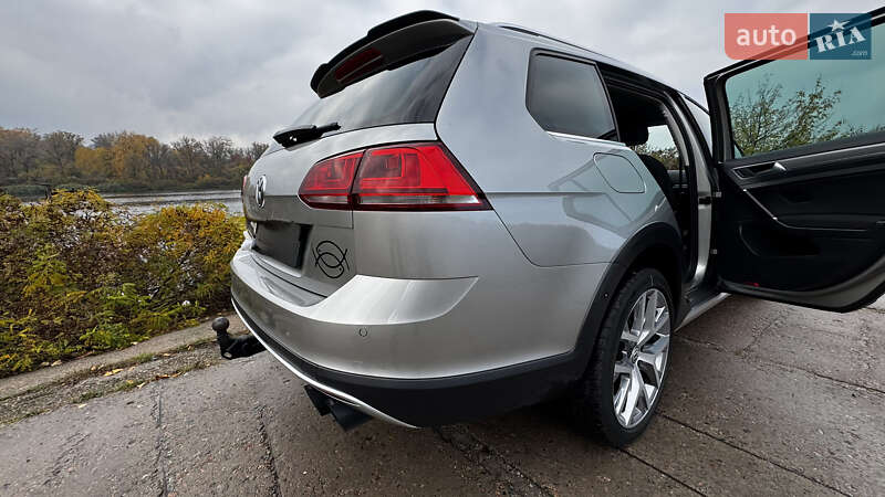 Универсал Volkswagen Golf Alltrack 2015 в Киеве