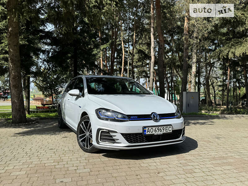 Хэтчбек Volkswagen Golf GTE 2017 в Ужгороде