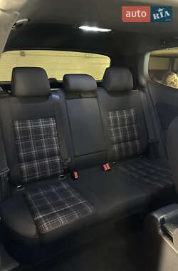 Хэтчбек Volkswagen Golf GTI 2010 в 