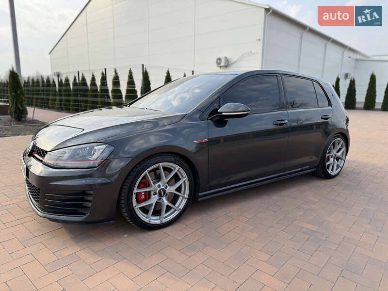 Хетчбек Volkswagen Golf GTI 2016 в 