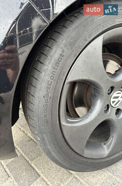 Хэтчбек Volkswagen Golf GTI 2011 в 