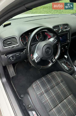 Хэтчбек Volkswagen Golf GTI 2011 в 