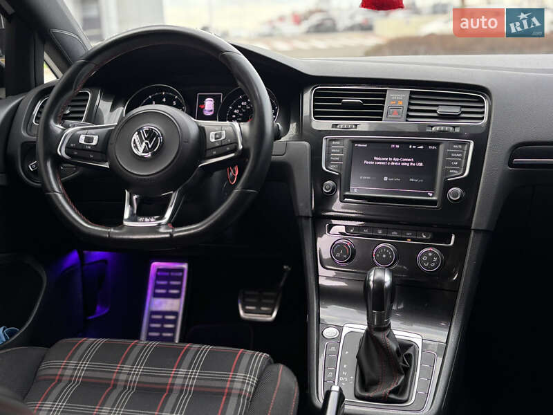 Хэтчбек Volkswagen Golf GTI 2016 в Киеве