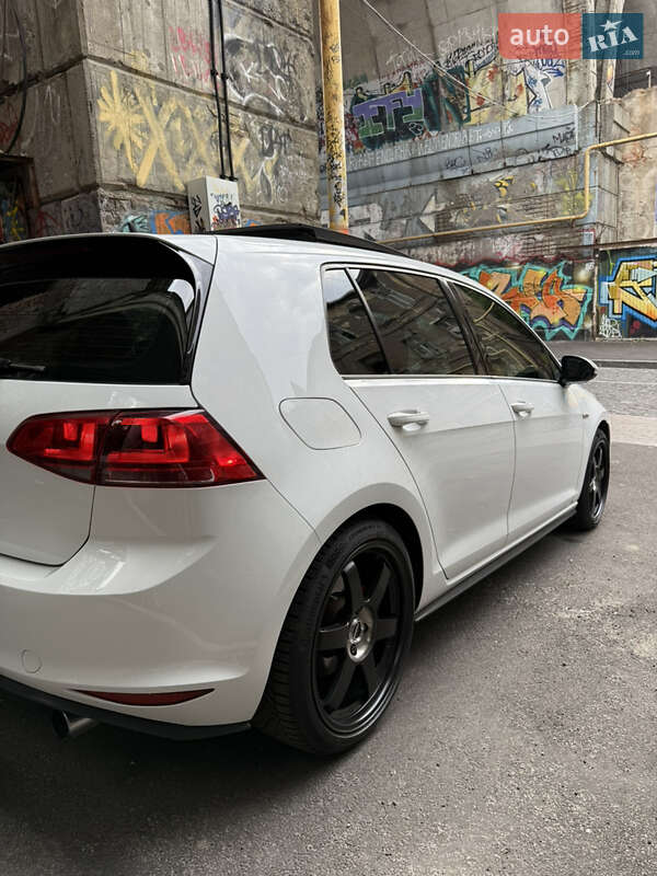 Хэтчбек Volkswagen Golf GTI 2014 в 