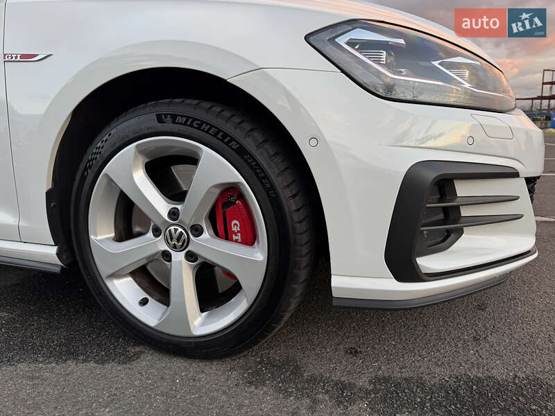 Хэтчбек Volkswagen Golf GTI 2019 в Киеве