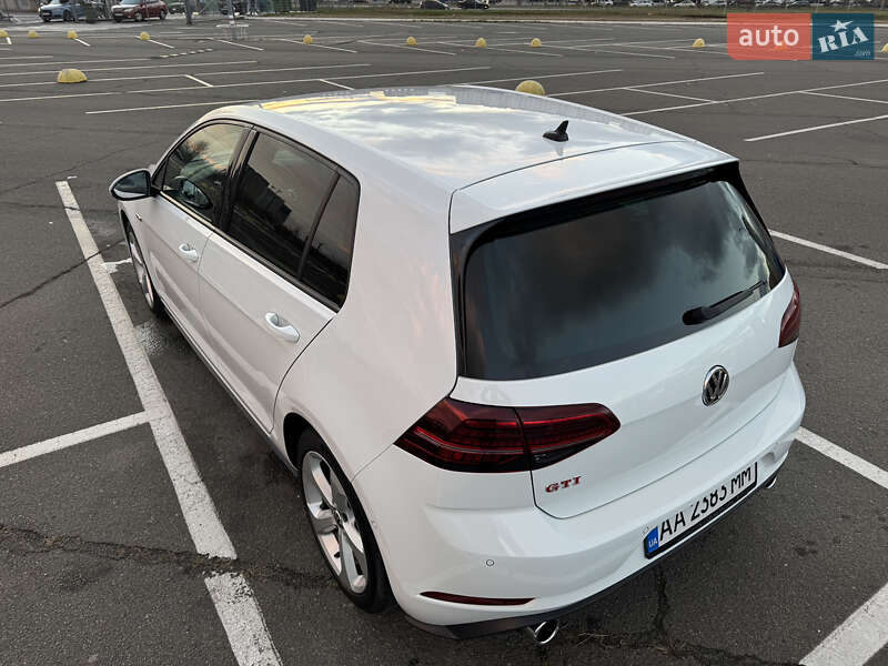 Хэтчбек Volkswagen Golf GTI 2019 в Киеве