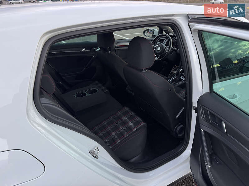 Хэтчбек Volkswagen Golf GTI 2019 в Киеве