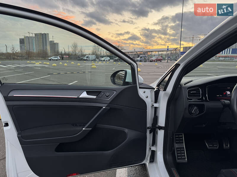 Хэтчбек Volkswagen Golf GTI 2019 в Киеве