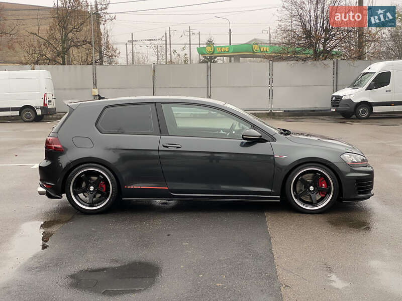 Хэтчбек Volkswagen Golf GTI 2015 в Киеве