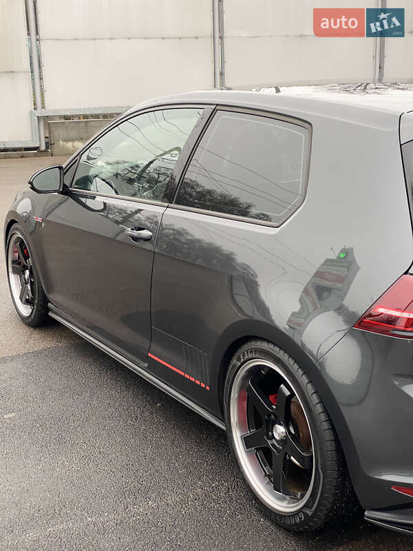 Хэтчбек Volkswagen Golf GTI 2015 в Киеве