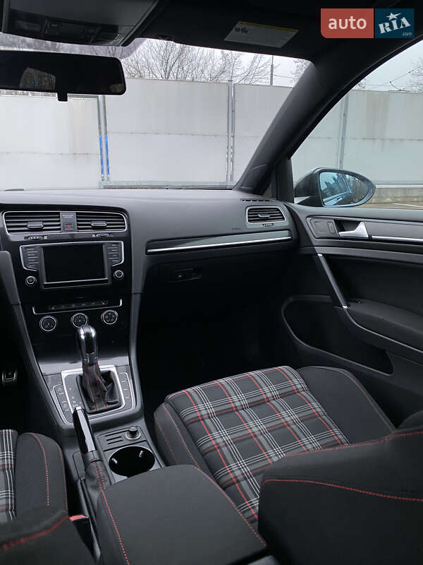 Хэтчбек Volkswagen Golf GTI 2015 в Киеве