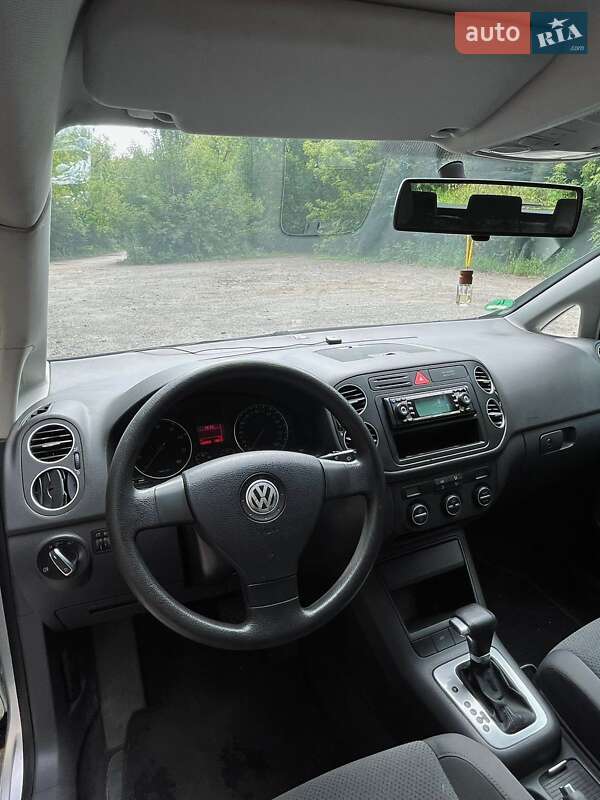 Хетчбек Volkswagen Golf Plus 2005 в Краснограді