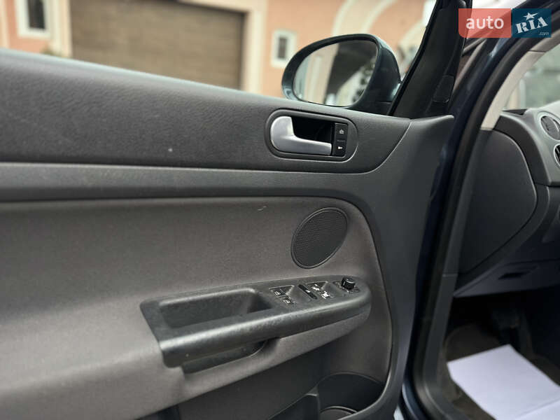 Хетчбек Volkswagen Golf Plus 2005 в Новоселиці