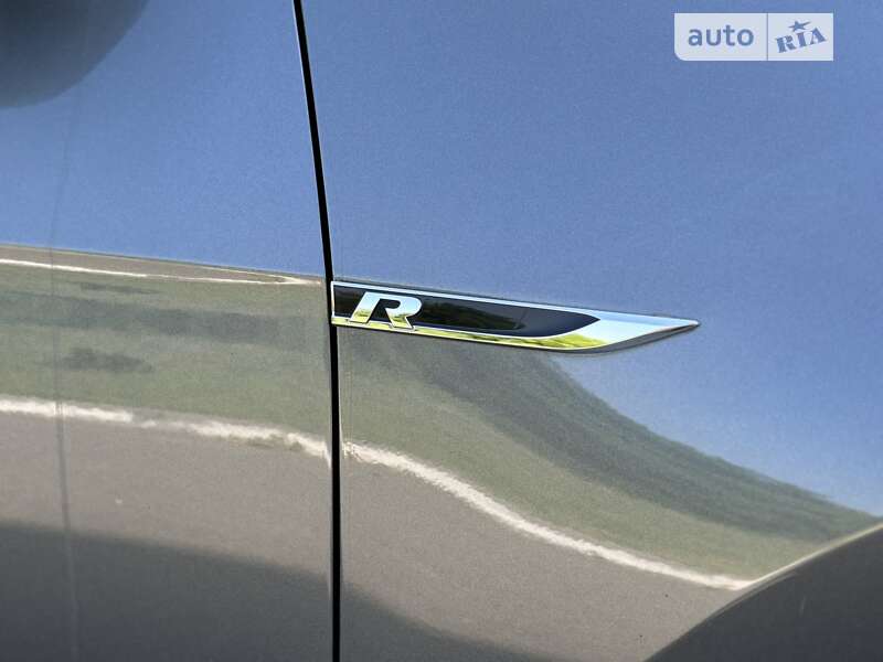 Хэтчбек Volkswagen Golf R 2019 в Пирятине