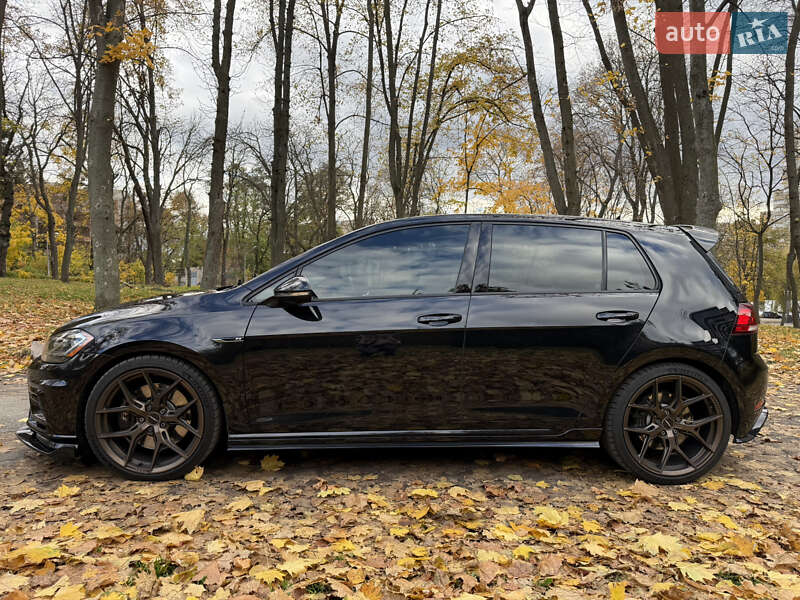 Хэтчбек Volkswagen Golf R 2018 в Киеве