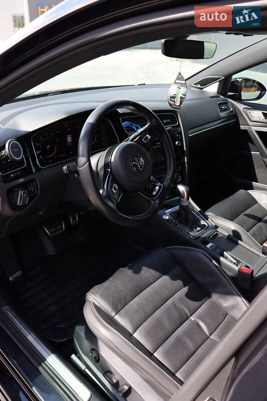 Хэтчбек Volkswagen Golf R 2018 в Киеве