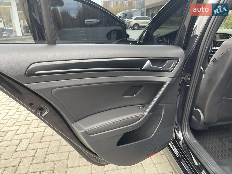 Хетчбек Volkswagen Golf R 2016 в Дніпрі