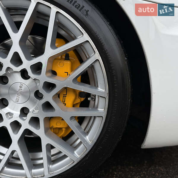 Хэтчбек Volkswagen Golf R 2010 в Киеве