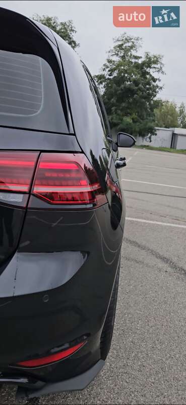 Хэтчбек Volkswagen Golf R 2016 в Белогородке