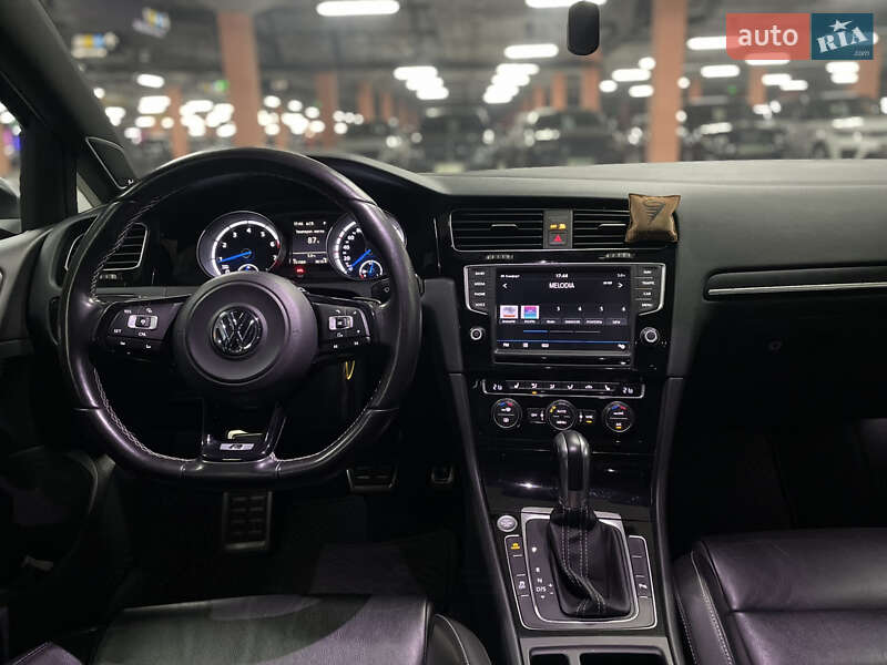 Хэтчбек Volkswagen Golf R 2015 в Киеве