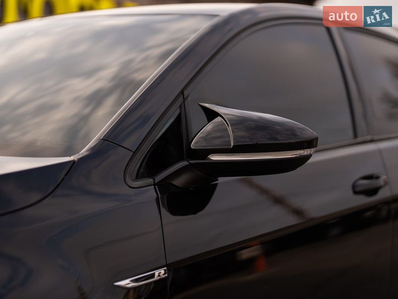 Хэтчбек Volkswagen Golf R 2016 в Днепре