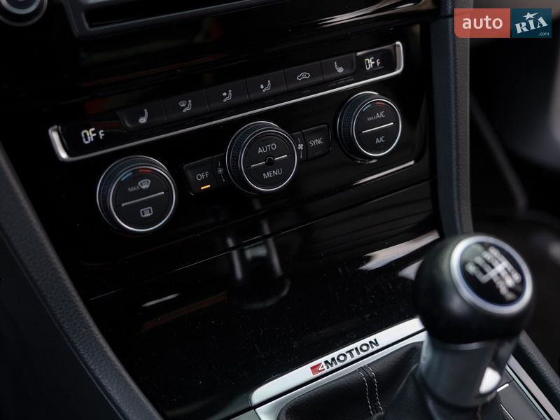 Хэтчбек Volkswagen Golf R 2016 в Днепре