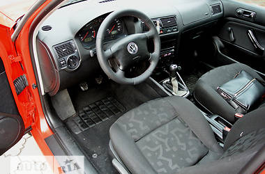 Хэтчбек Volkswagen Golf 2000 в 