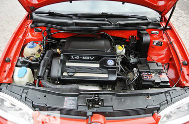 Хэтчбек Volkswagen Golf 2000 в 