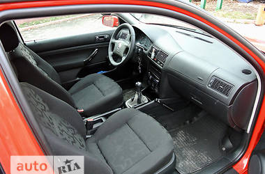 Хэтчбек Volkswagen Golf 2000 в 