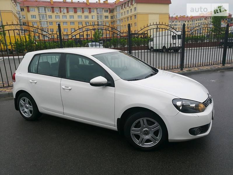Хетчбек Volkswagen Golf 2012 в 