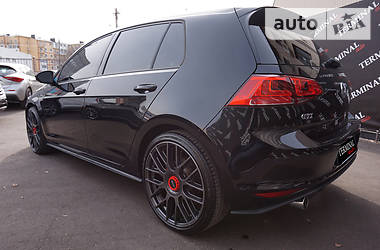 Хетчбек Volkswagen Golf 2016 в 