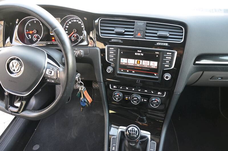 Універсал Volkswagen Golf 2016 в Чернівцях