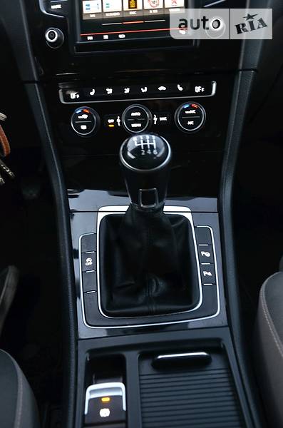 Універсал Volkswagen Golf 2016 в Чернівцях