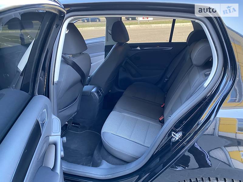 Хетчбек Volkswagen Golf 2009 в Рівному