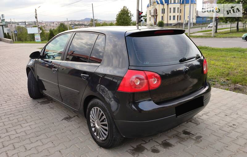 Хетчбек Volkswagen Golf 2004 в Чернівцях