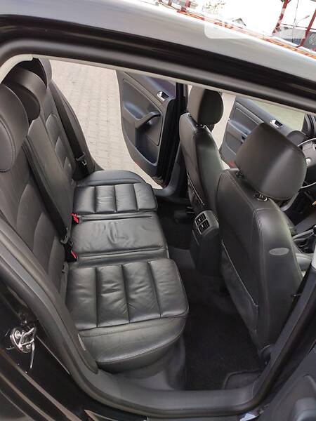 Хетчбек Volkswagen Golf 2004 в Чернівцях