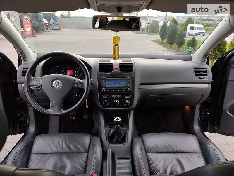 Хетчбек Volkswagen Golf 2004 в Чернівцях