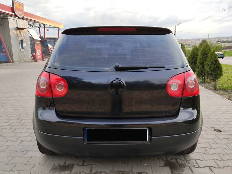 Хетчбек Volkswagen Golf 2004 в Чернівцях