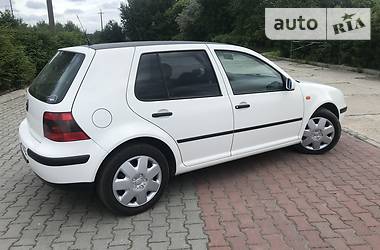 Хетчбек Volkswagen Golf 2001 в 