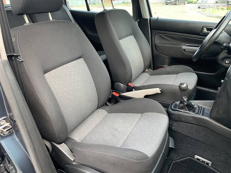 Хетчбек Volkswagen Golf 2003 в Калуші