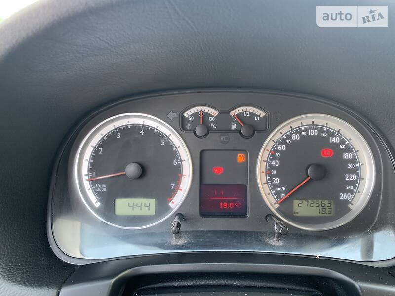 Хетчбек Volkswagen Golf 2003 в Калуші