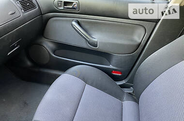 Хетчбек Volkswagen Golf 2002 в 