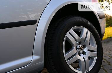 Хетчбек Volkswagen Golf 2001 в 